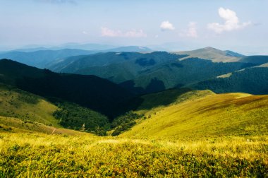 güzel bulutlar dağ tepeleri üzerinde doğal görünümünü