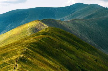 güzel bulutlar dağ tepeleri üzerinde doğal görünümünü