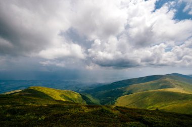 fırtına yağmurlu bulutlar dağ tepeleri üzerinde doğal görünümünü