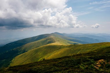 fırtına yağmurlu bulutlar dağ tepeleri üzerinde doğal görünümünü