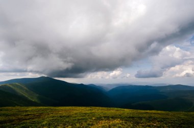 fırtına yağmurlu bulutlar dağ tepeleri üzerinde doğal görünümünü