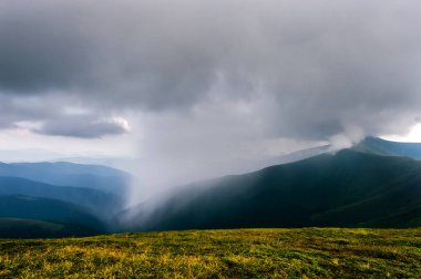 fırtına yağmurlu bulutlar dağ tepeleri üzerinde doğal görünümünü