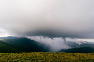 fırtına yağmurlu bulutlar dağ tepeleri üzerinde doğal görünümünü
