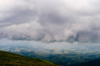 fırtına yağmurlu bulutlar dağ tepeleri üzerinde doğal görünümünü