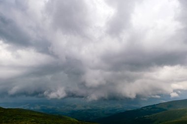 fırtına yağmurlu bulutlar dağ tepeleri üzerinde doğal görünümünü
