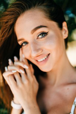 büyük dudaklı güzel genç kadın portresi