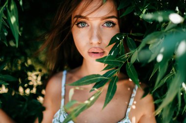 büyük dudaklı güzel genç kadın portresi