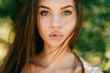 yeşil yaprakları ile güzel genç kadın portresi