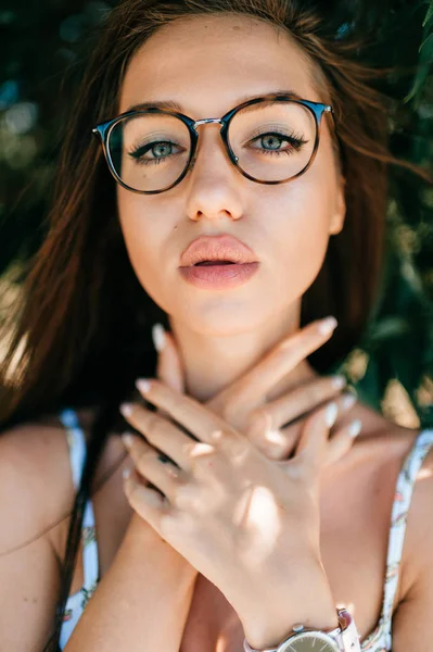 Portret Van Mooie Jonge Vrouw Met Grote Lippen — Stockfoto