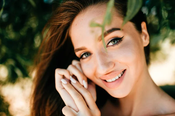 Retrato Hermosa Joven Con Labios Grandes —  Fotos de Stock