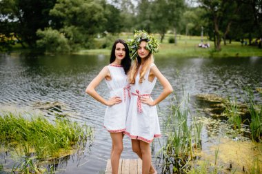 Etnik Giysiler Nehri üzerinde arka plan ile genç güzel kadın