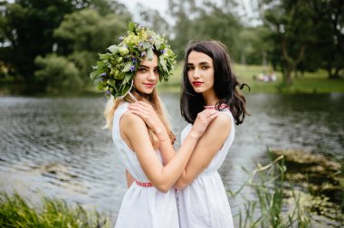 Etnik Giysiler Nehri üzerinde arka plan ile genç güzel kadın