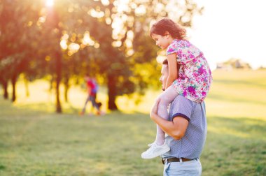mutlu baba ve küçük kız yaz Park