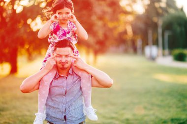 mutlu baba ve küçük kız yaz Park
