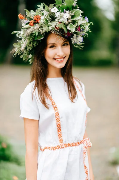 Retrato Hermosa Mujer Joven Vestido Eslavo Tradicional Corona Flores —  Fotos de Stock