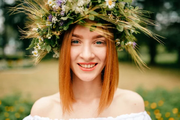 美丽的年轻女子的肖像在传统的斯拉夫礼服和花圈 — 图库照片