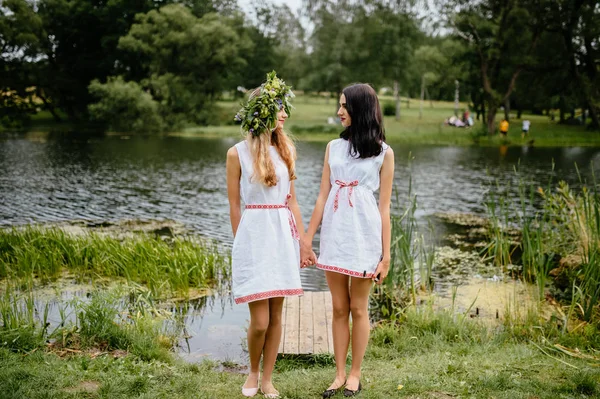 Jeunes Belles Femmes Vêtements Ethniques Avec Rivière Sur Fond — Photo