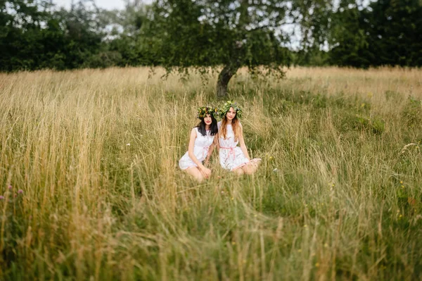 Jonge Mooie Vrouwen Etnische Kleding Zomer Veld — Stockfoto