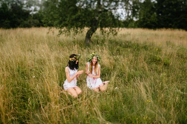 Jeunes Belles Femmes Vêtements Ethniques Dans Champ Été — Photo