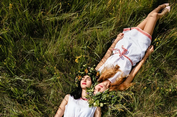 Vista Aérea Las Mujeres Jóvenes Hermosas Ropa Étnica Descansando Sobre —  Fotos de Stock