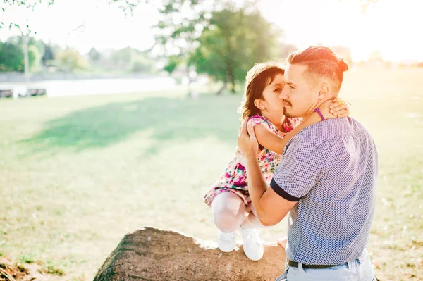 Felice Padre Figlioletta Nel Parco Estivo — Foto Stock