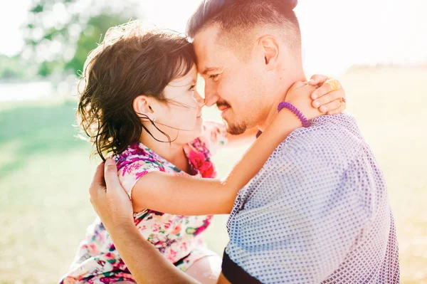 Feliz Padre Hija Pequeña Parque Verano — Foto de Stock