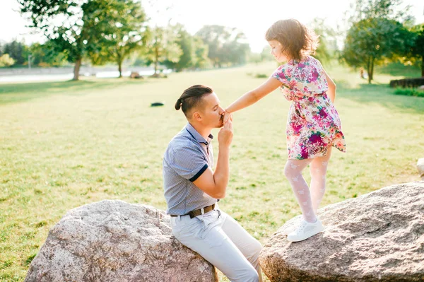Šťastný Otec Malá Dcerka Letním Parku — Stock fotografie