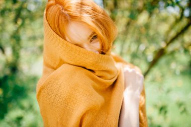şık turuncu eşarp genç Kızıl saçlı kadın