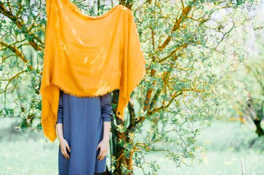 turuncu şık eşarp duran kadın gizlenmiş görünümünü