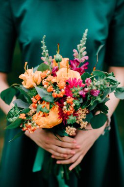 Yeşil elbiseli kadın kısmi bir görünümü ile yaz buket