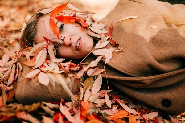 Retrato Bela Jovem Mulher Casaco Deitado Chão Com Folhas Caídas — Fotografia de Stock