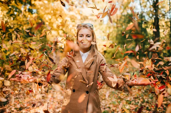 Porträtt Vacker Ung Kvinna Ull Kappa Med Fallna Löv Runt — Stockfoto