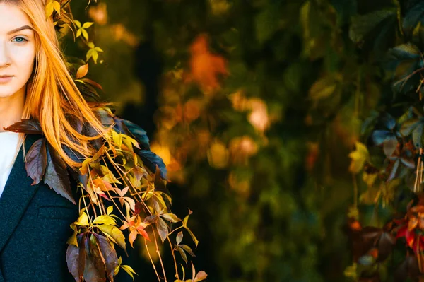 Молодая Красивая Женщина Рыжими Волосами Осенью Ботанический Сад Листьями Вокруг — стоковое фото