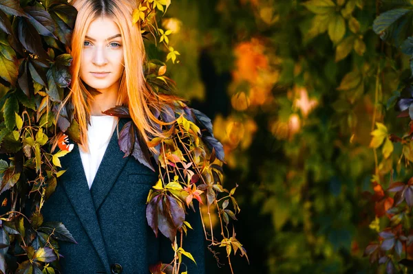 Jeune Belle Femme Aux Cheveux Roux Dans Jardin Botanique Automne — Photo