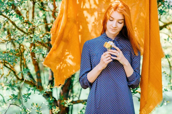 Mujer Pelo Rojo Joven Con Elegante Bufanda Naranja —  Fotos de Stock