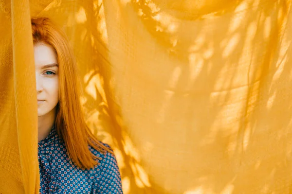 Junge Frau Mit Rotem Haar Und Stylischem Orangefarbenem Schal — Stockfoto