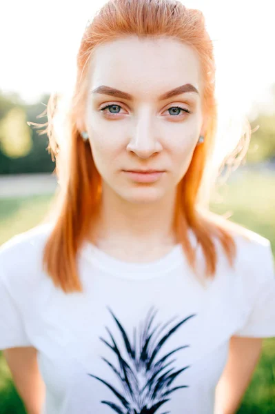 Retrato Mujer Atractiva Pelo Rojo Joven Mirando Cámara Parque — Foto de Stock