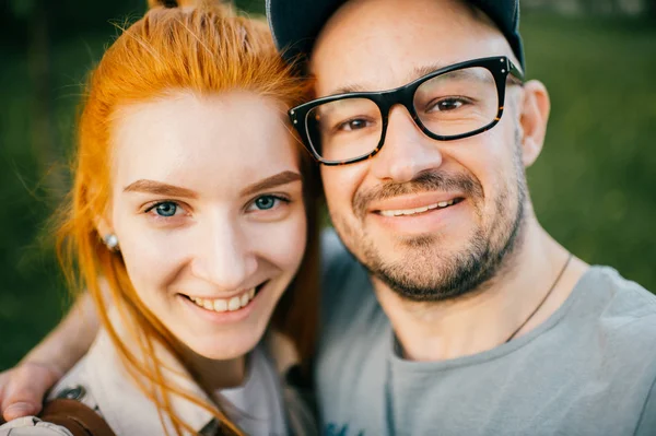 Junge Rothaarige Frau Und Mann Mit Brille Blicken Park Die — Stockfoto