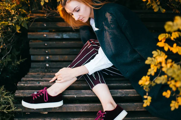 Mujer Pelo Rojo Joven Abrigo Elegante Banco Madera Parque Otoño — Foto de Stock