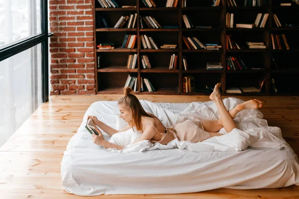 güzel kızı yatakta kitap vasıl ev ile ipek gecelik