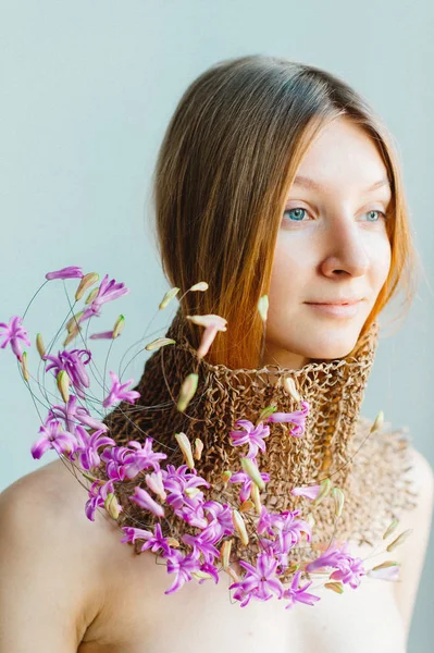 Retrato Creativo Mujer Joven Hermosa Con Flores Cuello —  Fotos de Stock