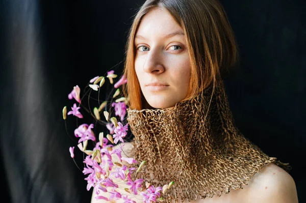 Retrato Creativo Mujer Hermosa Joven Con Flores Sobre Fondo Negro —  Fotos de Stock