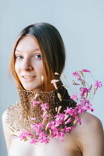 Retrato Creativo Mujer Joven Hermosa Con Flores Cuello —  Fotos de Stock