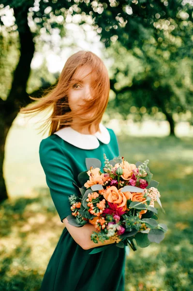 Joven Mujer Pelo Rojo Vestido Verde Con Ramo Flores Verano —  Fotos de Stock