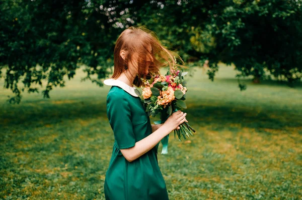 Jeune Femme Rousse Robe Verte Avec Bouquet Fleurs Été — Photo