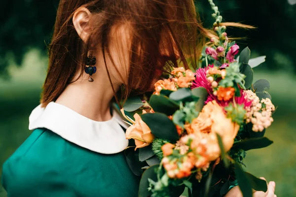 Jeune Femme Rousse Robe Verte Avec Bouquet Fleurs Été — Photo