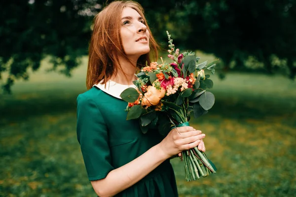 Young Red Hair Woman Green Dress Bouquet Summer Flowers — Stock Photo, Image
