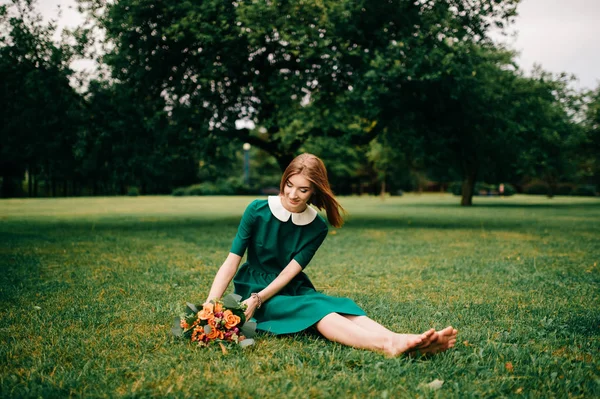 Joven Mujer Pelo Rojo Vestido Verde Con Ramo Flores Verano —  Fotos de Stock