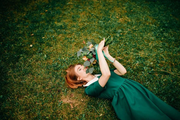 Μικρά Κόκκινα Μαλλιά Γυναίκα Στο Πράσινο Φόρεμα Μπουκέτο Από Λουλούδια — Φωτογραφία Αρχείου