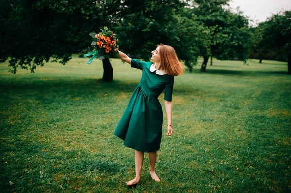 Joven Mujer Pelo Rojo Vestido Verde Con Ramo Flores Verano —  Fotos de Stock